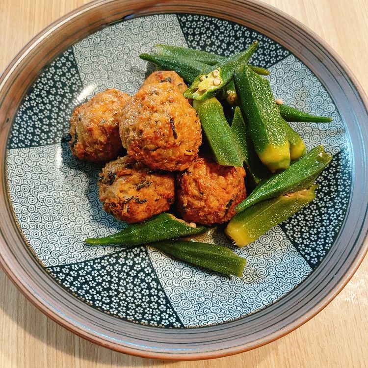 鶏団子とオクラの煮物