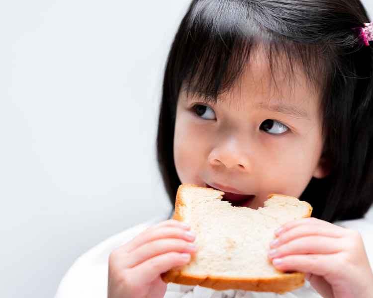 子供がパンを食べる